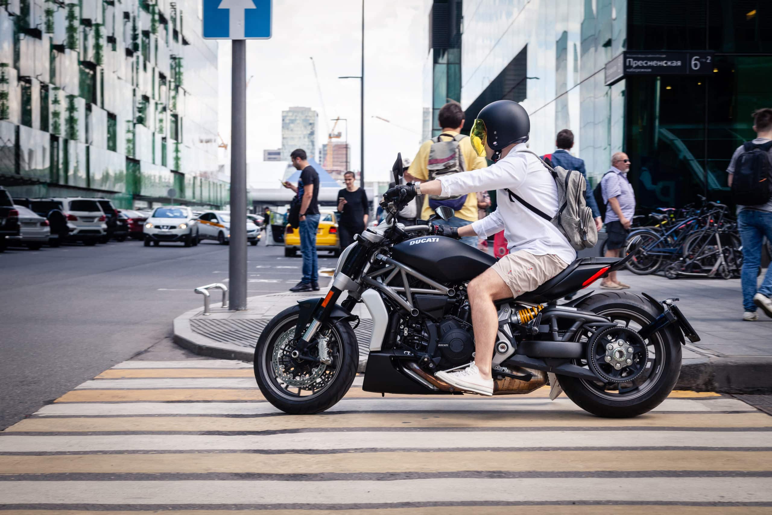 motard en short en ville