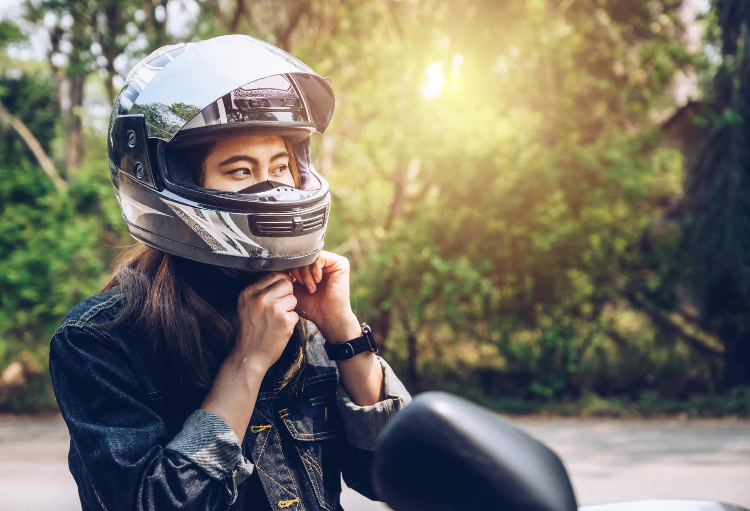 jeune femme mettant un casque de scooter