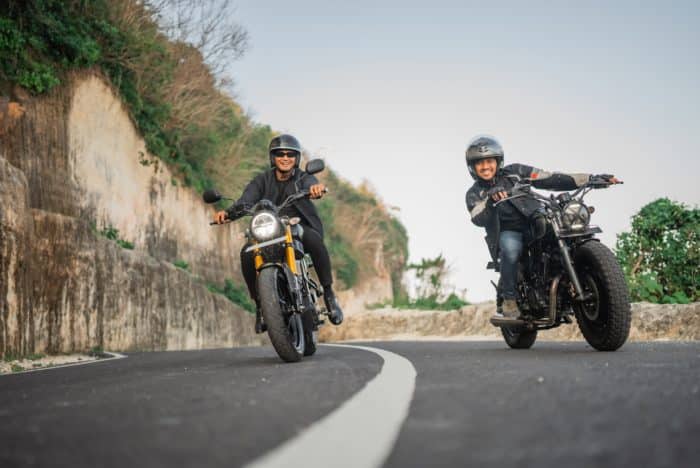 deux motards sur une route de montagne