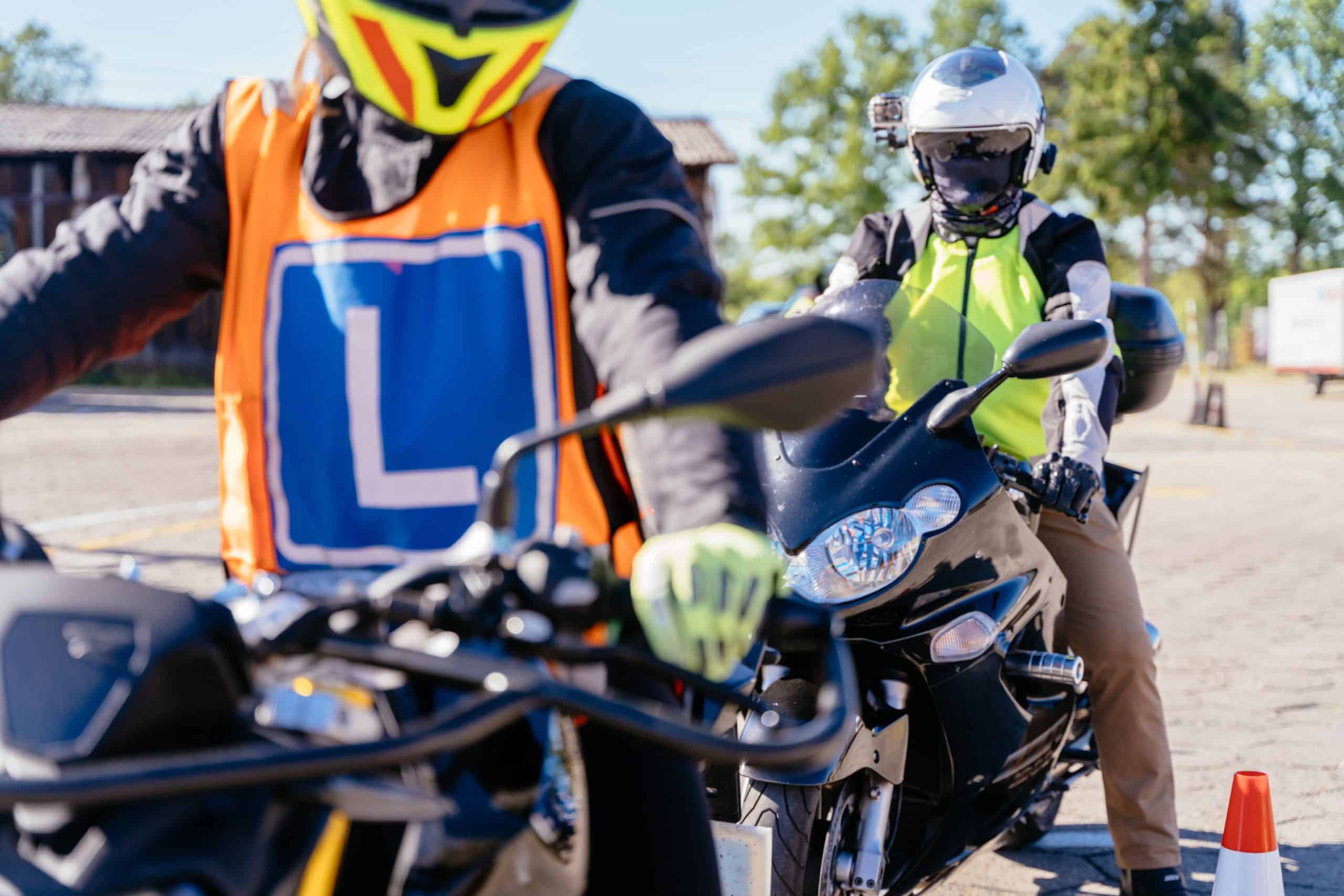 Port du gilet jaune à moto