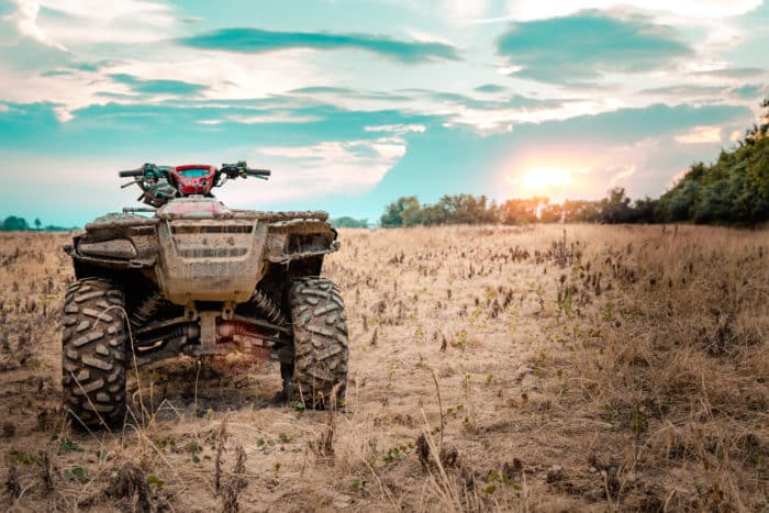 quad agricole dans un champ 